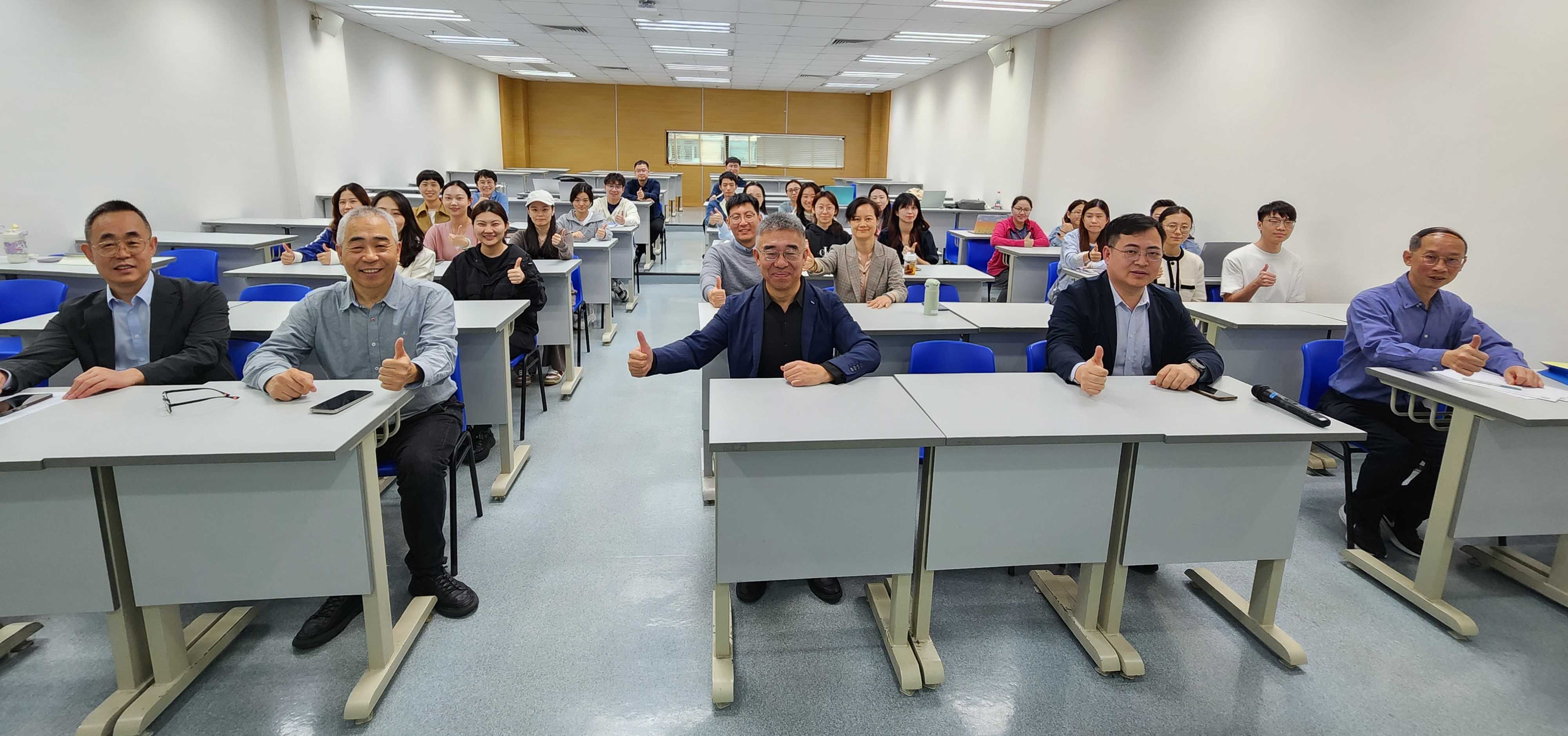 講座嘉賓張躍華教授(左二)與師生合影_2.jpg image.jpg