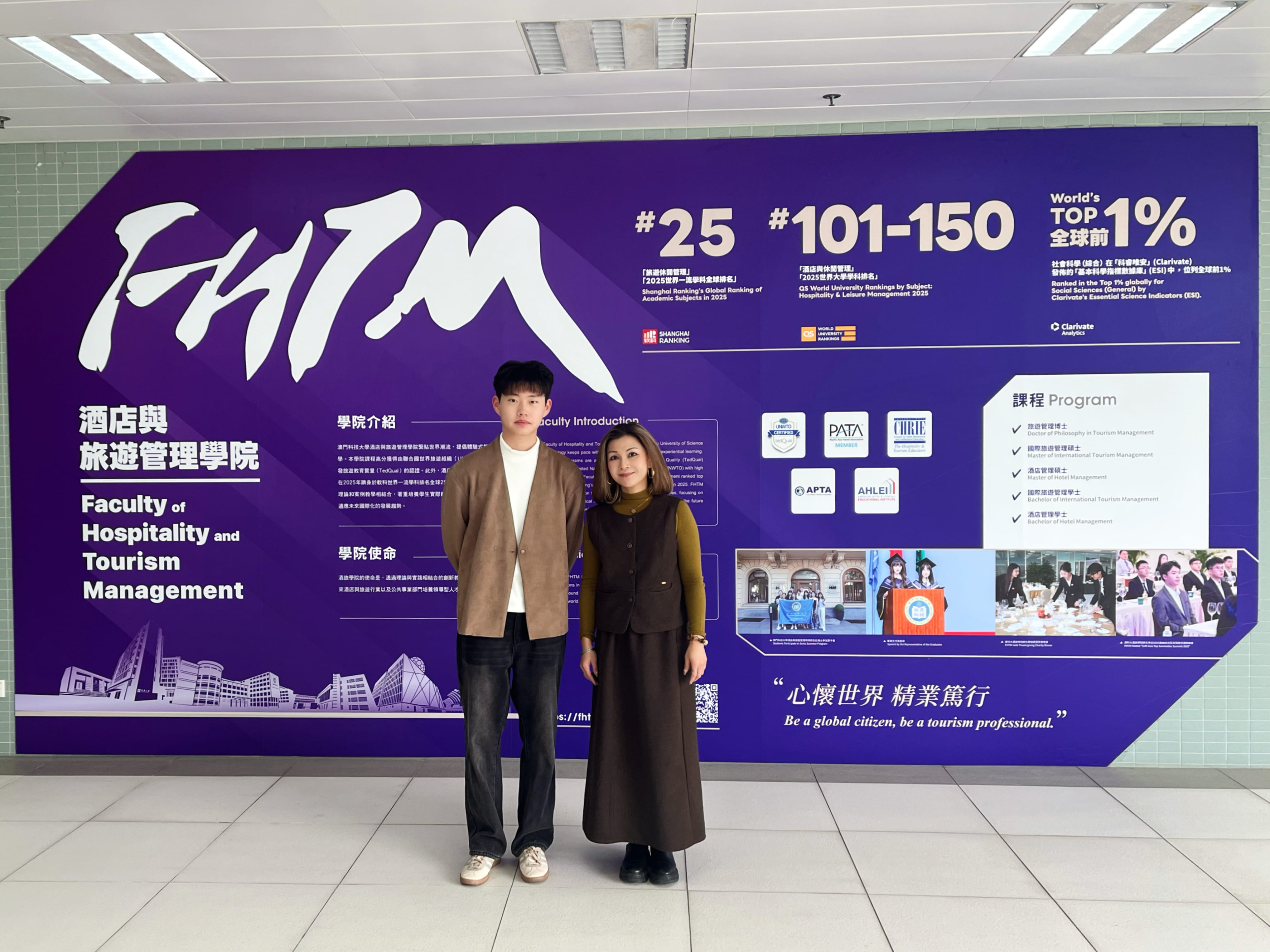 一等獎獲獎者及指導老師合影(左起:於心昊、Dana講師).jpg image.jpg