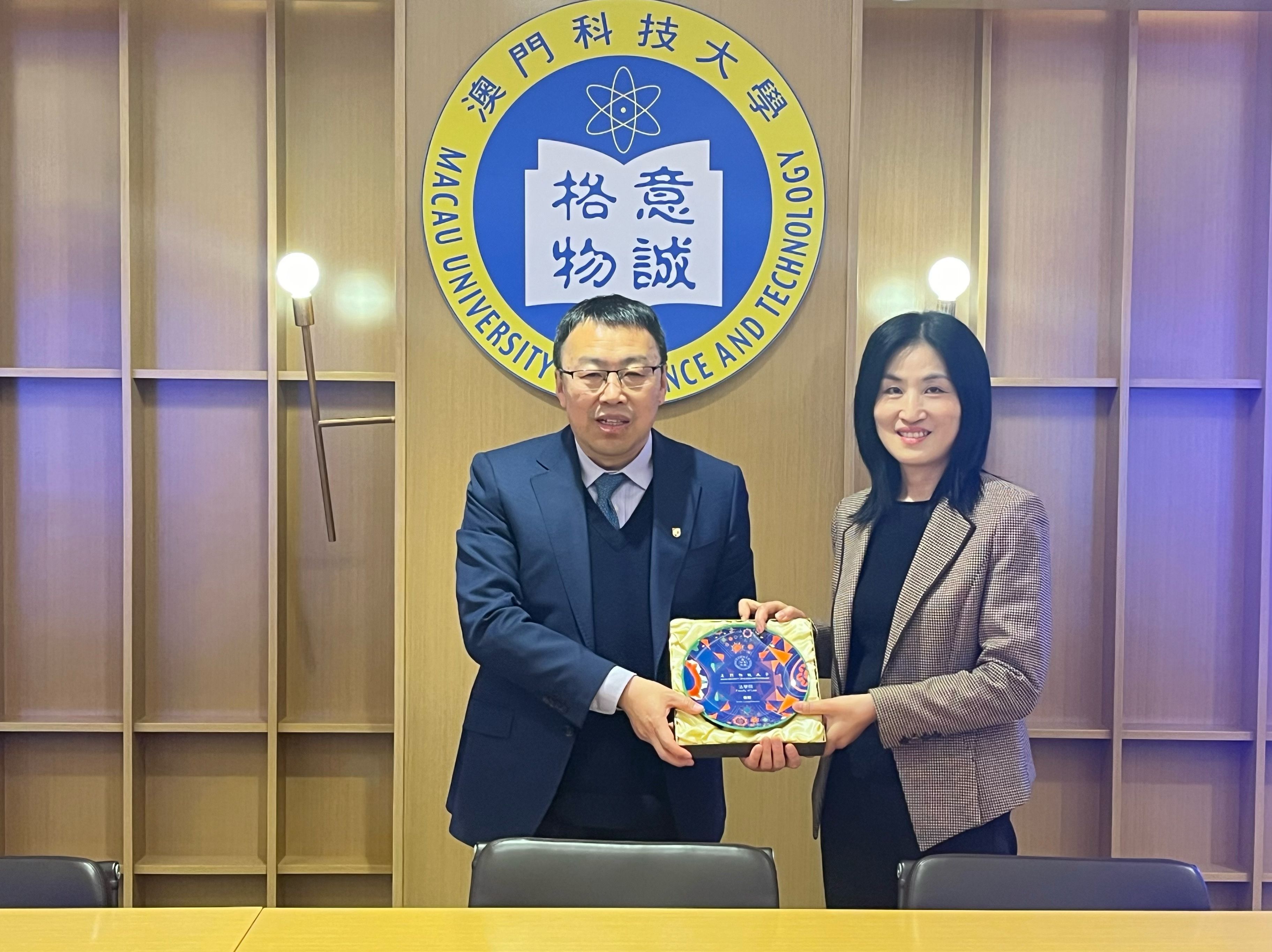 方泉院長向彭誠信院長(左)致送紀念品.jpg image.jpg