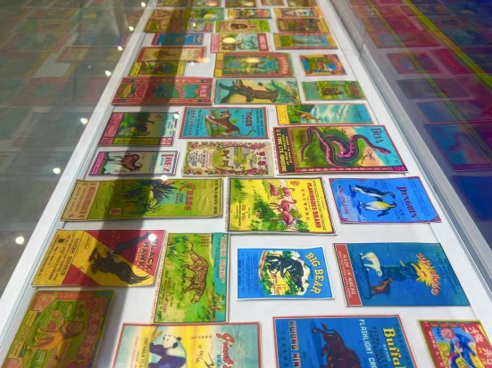 圖2《時代迴響·粵東炮竹包裝招紙展》R座3樓展場現場（圖組） (4-2).jpg