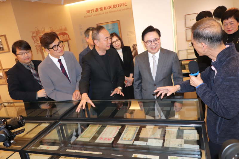 圖5 流光溢彩嘉賓參觀展覽 (1).jpg image.jpg