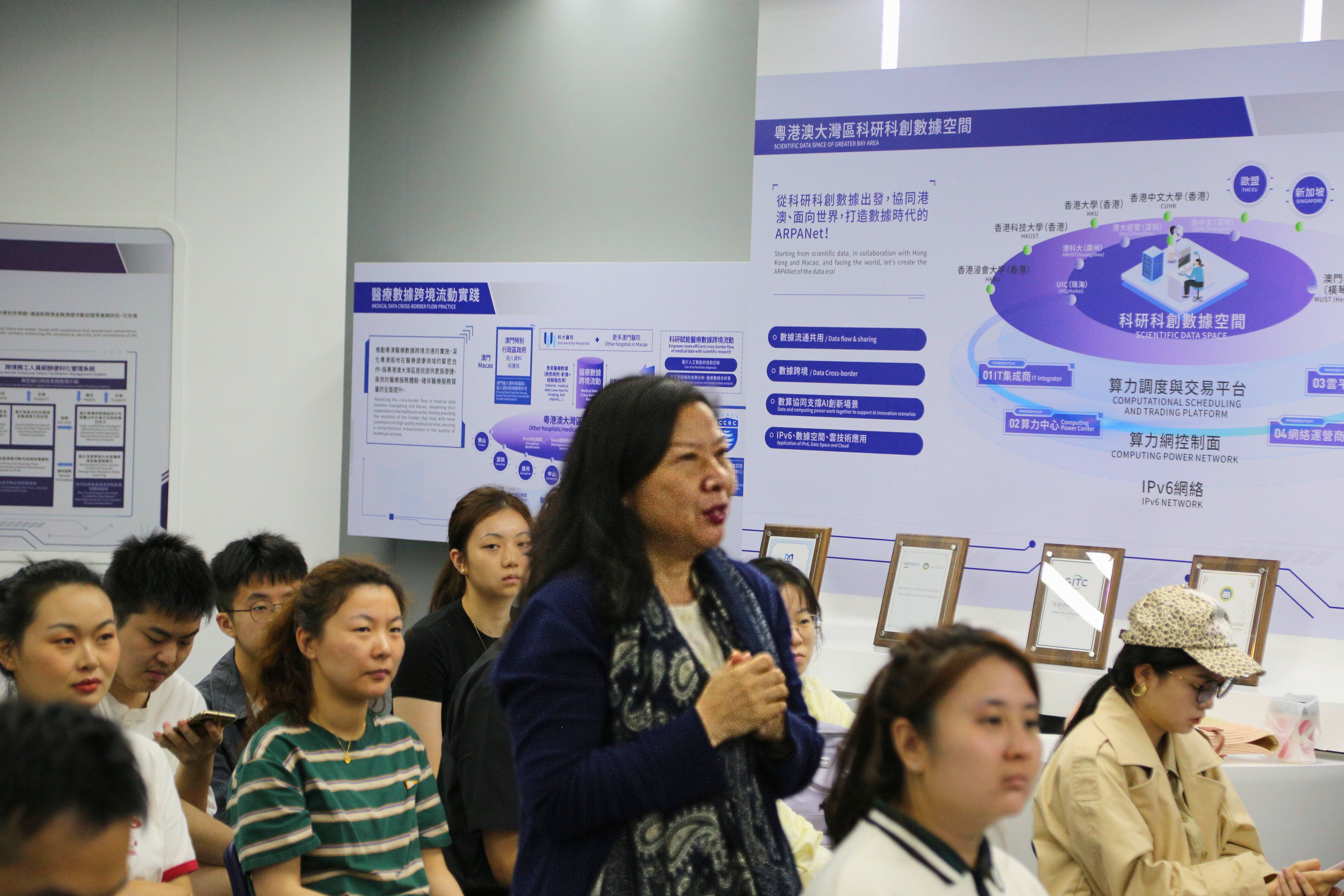 圖4 同學向林中英女士提問.jpg