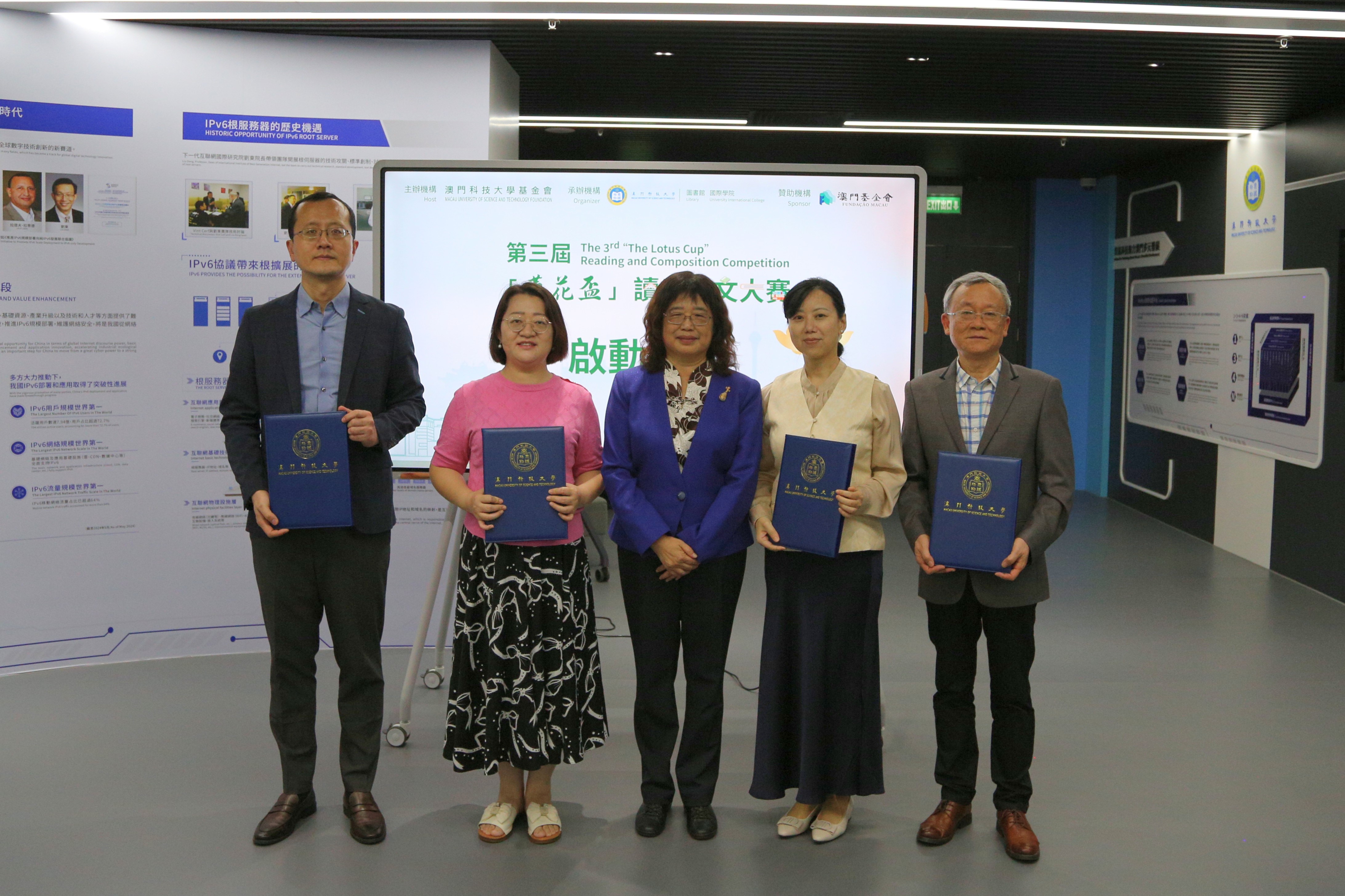 圖2 肖瓏館長向評委代表頒發聘書.jpg