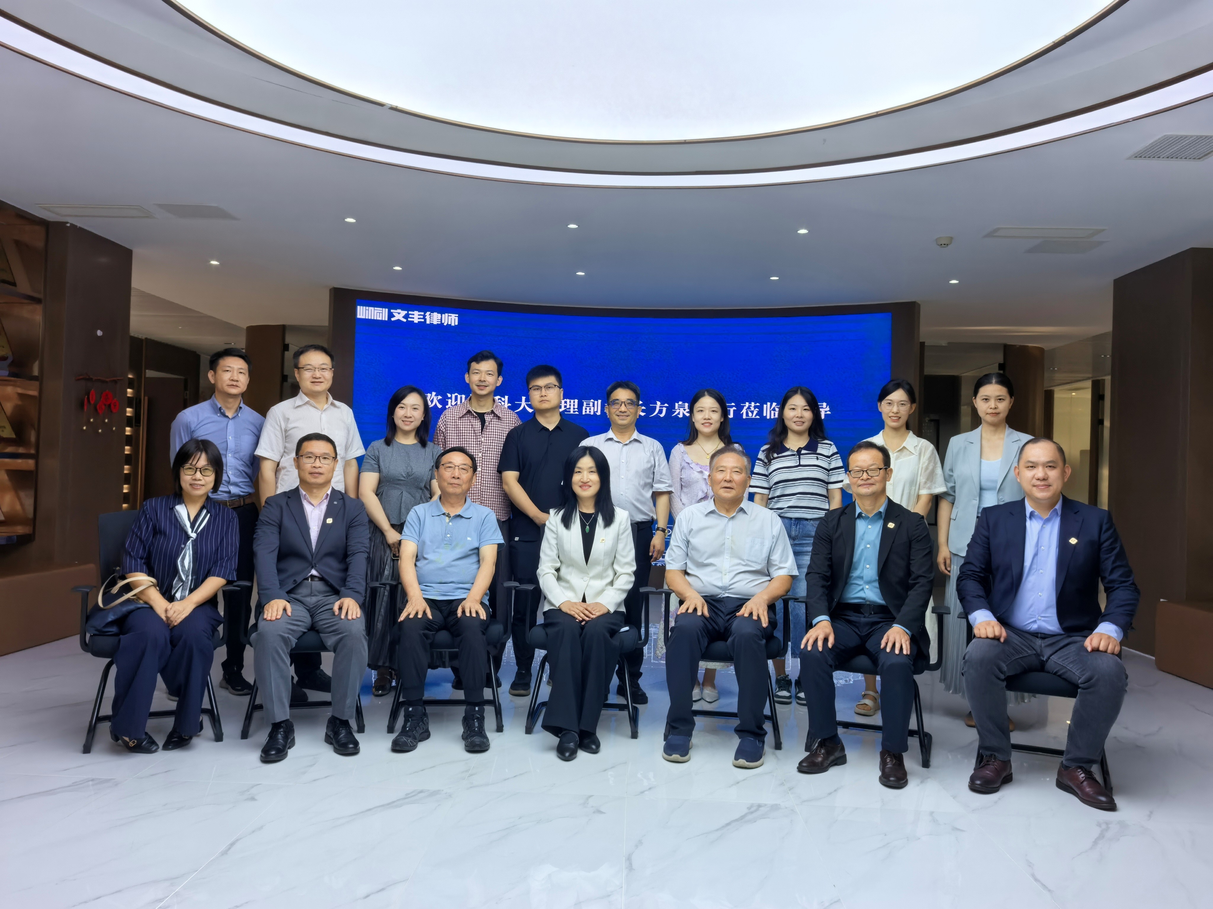 方泉院長一行與河南校友合影.jpg