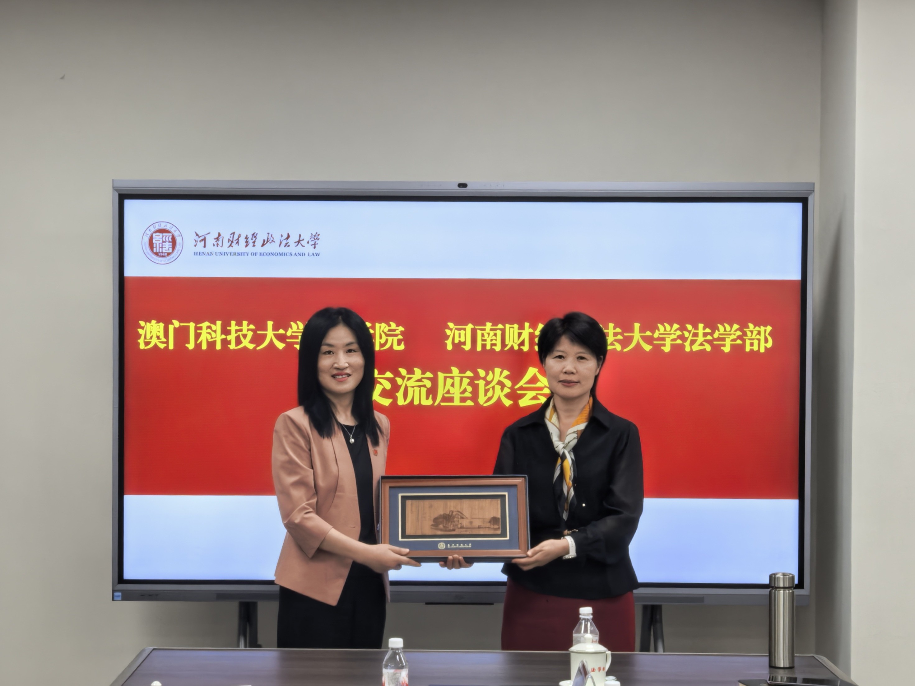 方泉院長向陳曉景副校長（右）致送紀念品.jpg