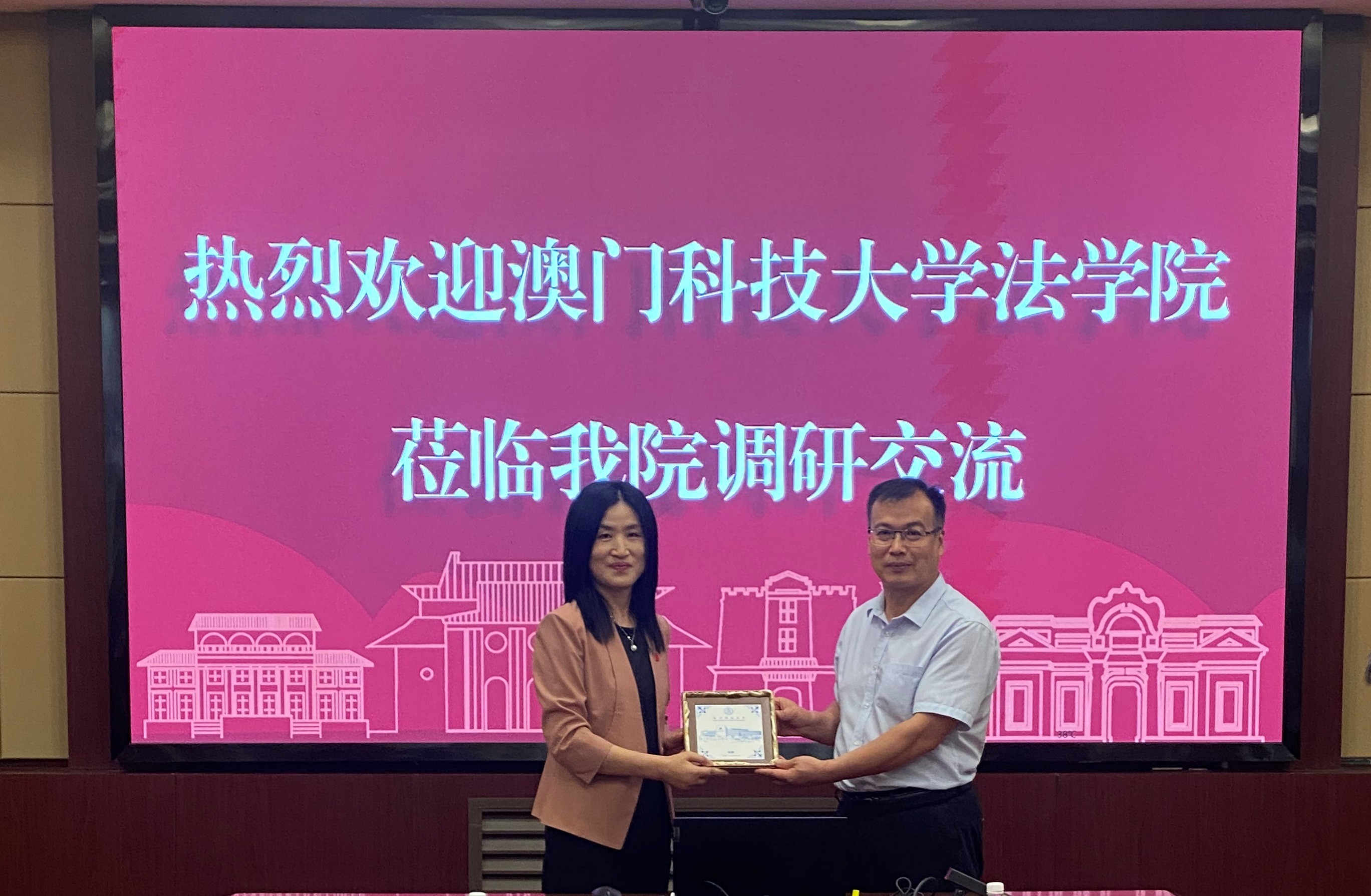 方泉院長向岳紅强執行院長(右)致送紀念品.jpg 方泉院長向岳紅强執行院長(右)致送紀念品.jpg