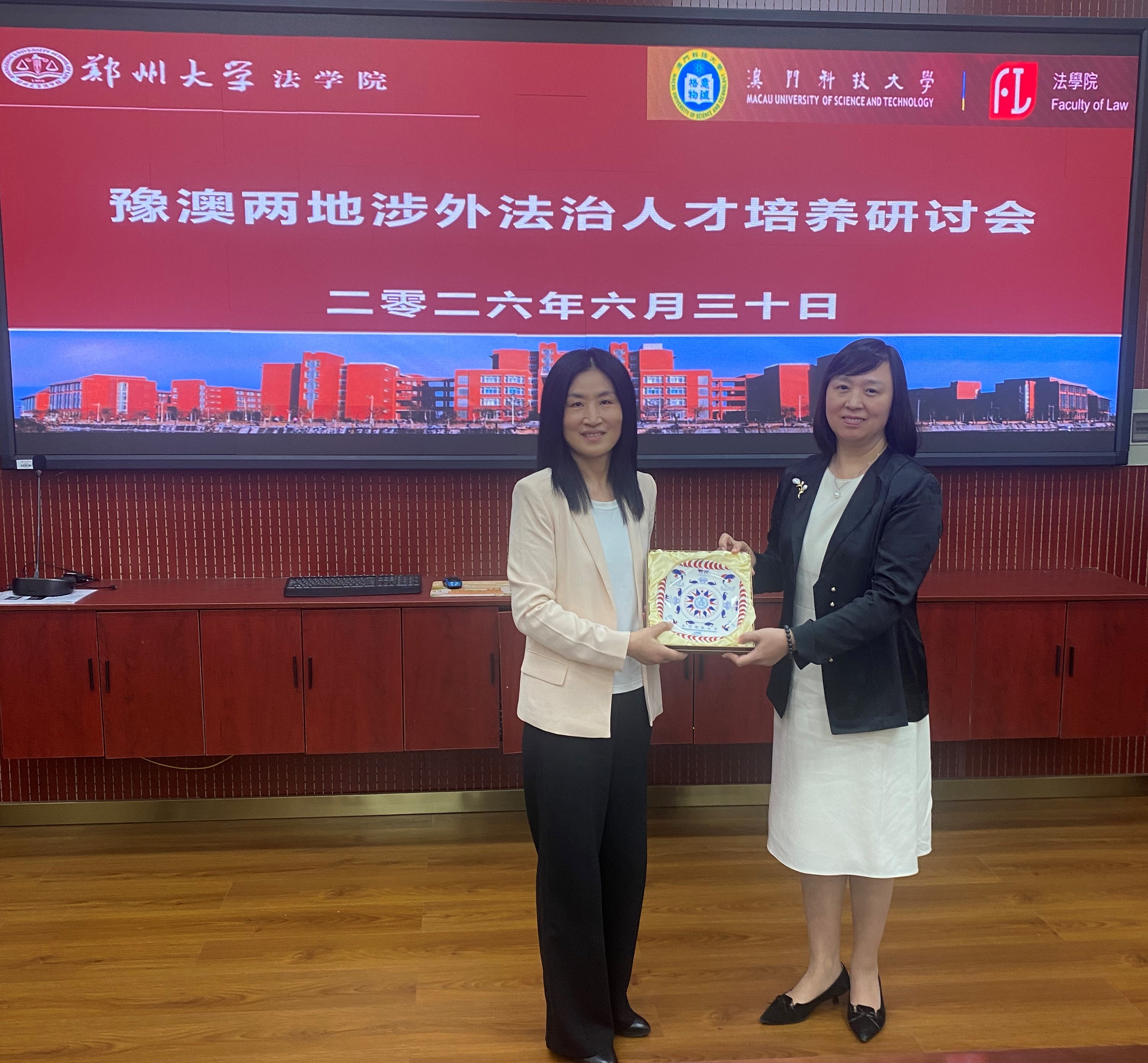 方泉院長向王玉輝院長(右)致送紀念品.jpg image.jpg