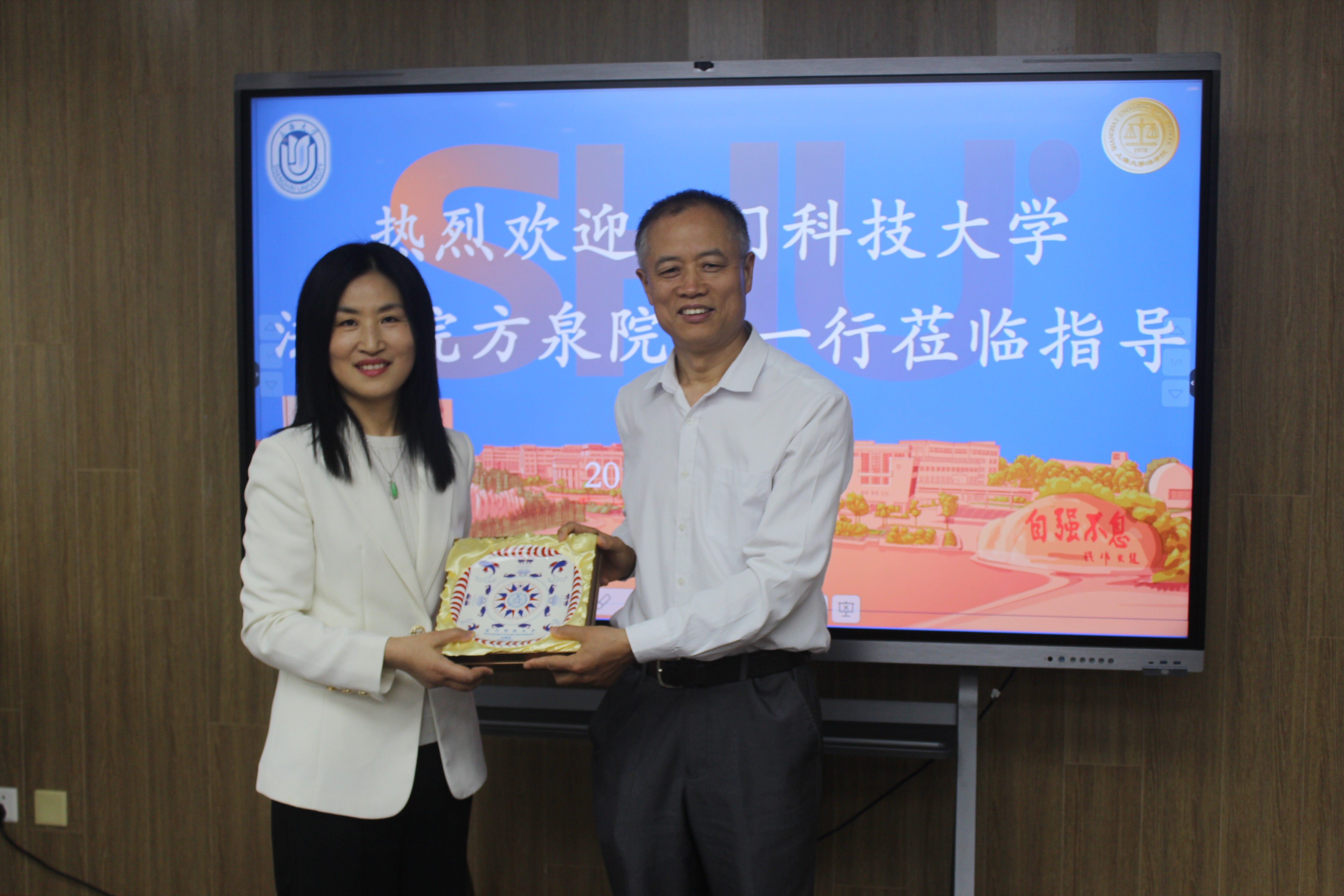 方泉院長向李鳳章院長(右)致送紀念品.jpg 方泉院長向李鳳章院長(右)致送紀念品.jpg