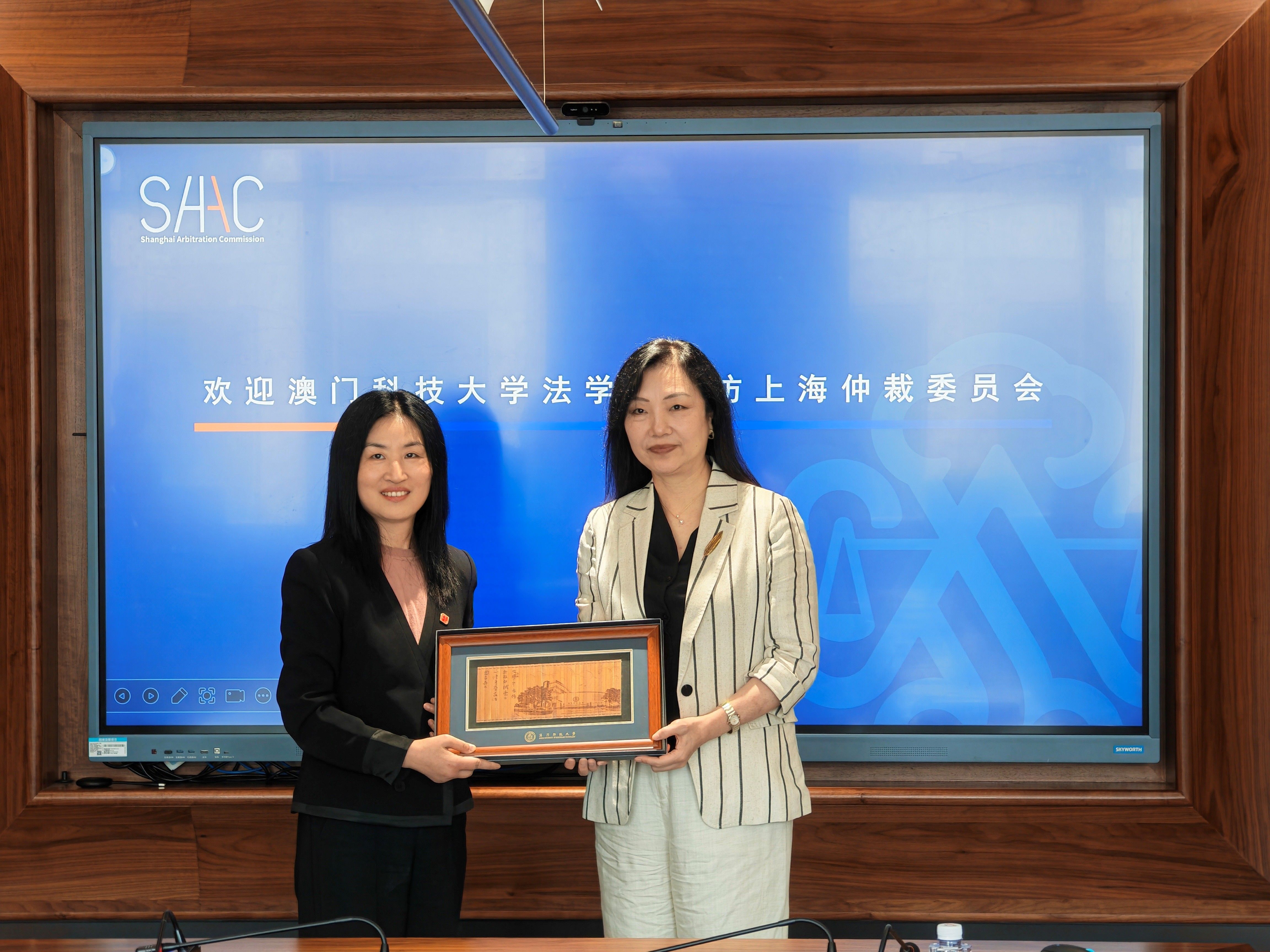 方泉院长向刘晓红主任(右)致送纪念品.jpg 方泉院长向刘晓红主任(右)致送纪念品.jpg