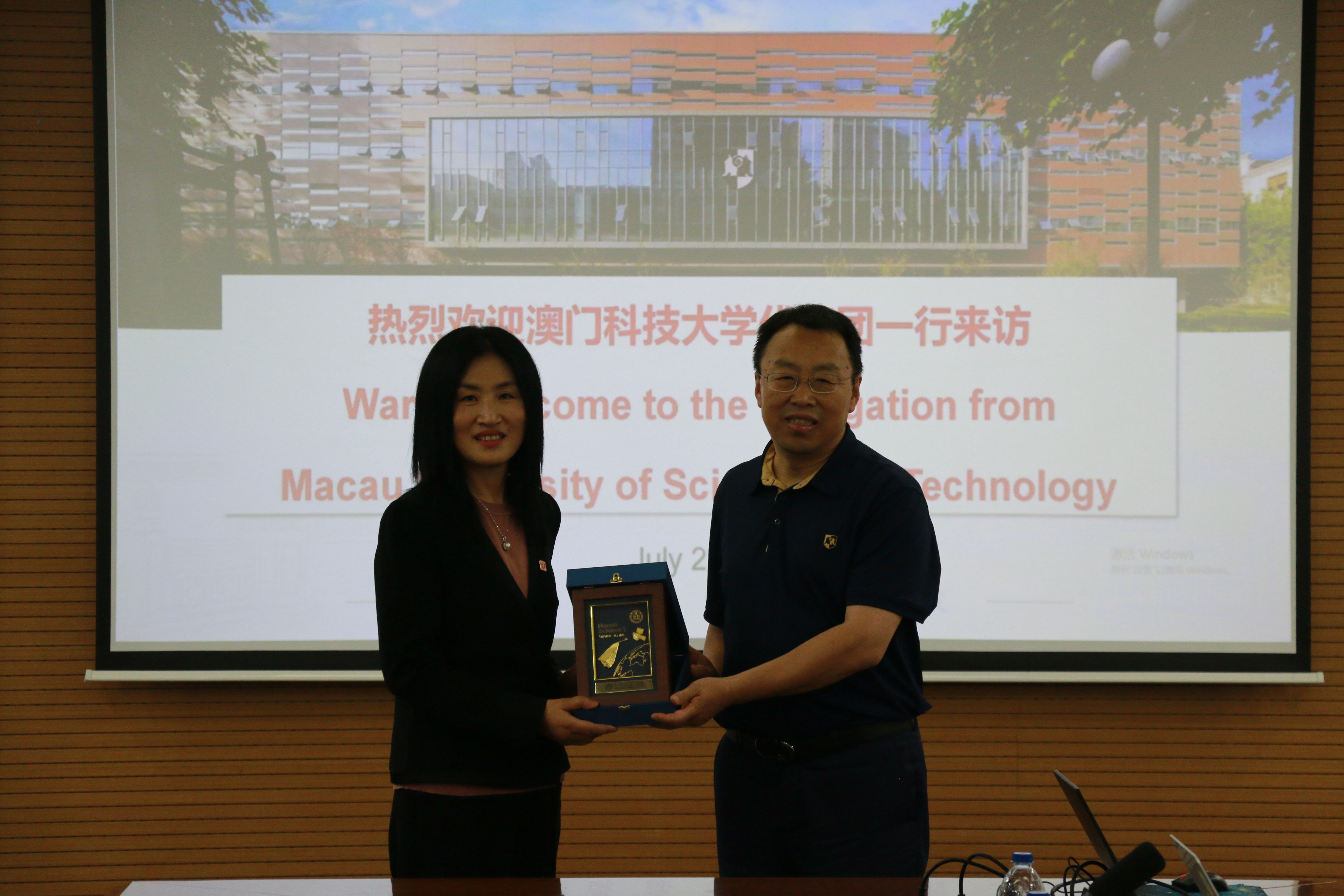 方泉院長向彭誠信院長(右)致送紀念品.jpg 方泉院長向彭誠信院長(右)致送紀念品.jpg