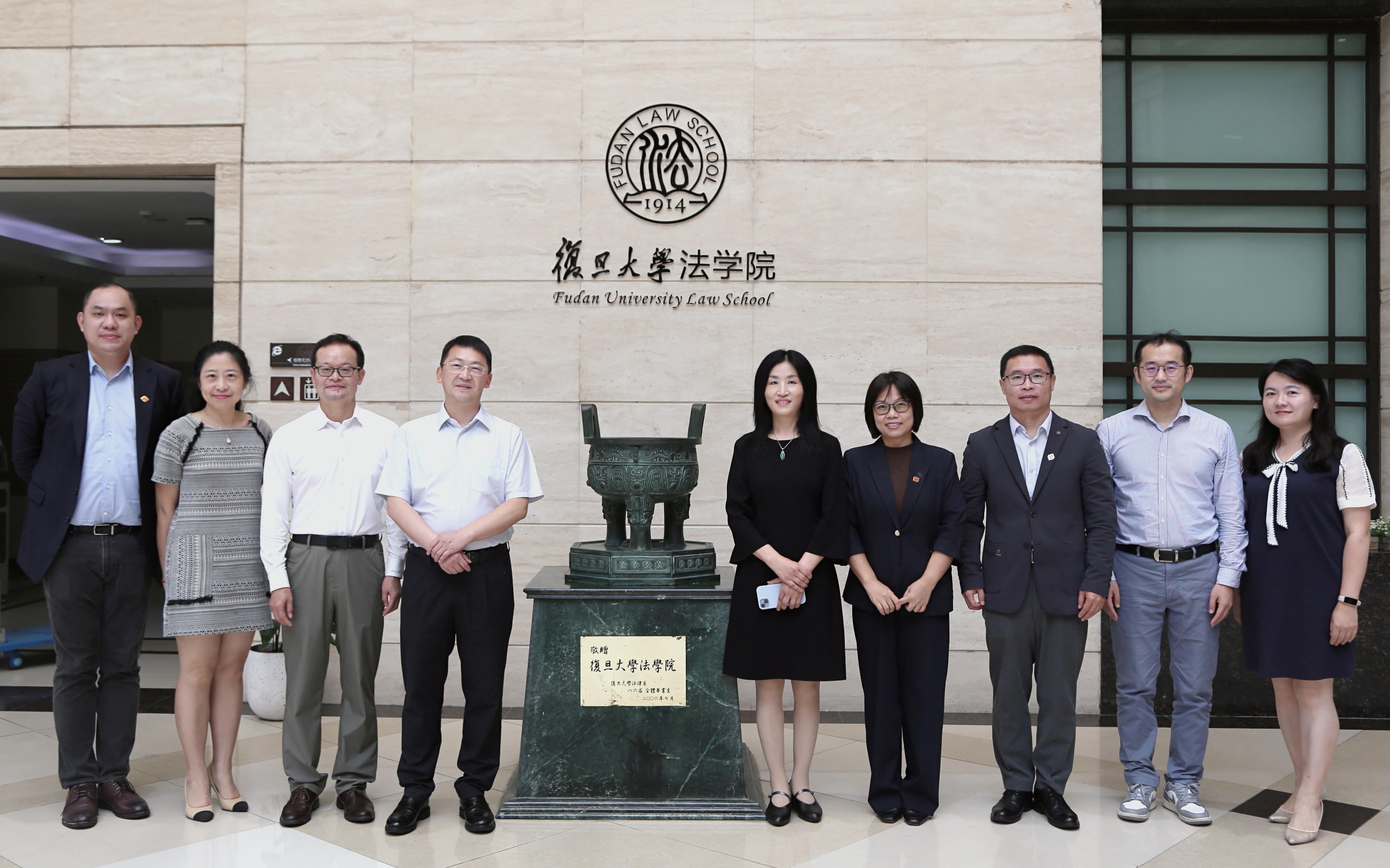 方泉院長一行合影留念.jpg 方泉院長一行合影留念.jpg