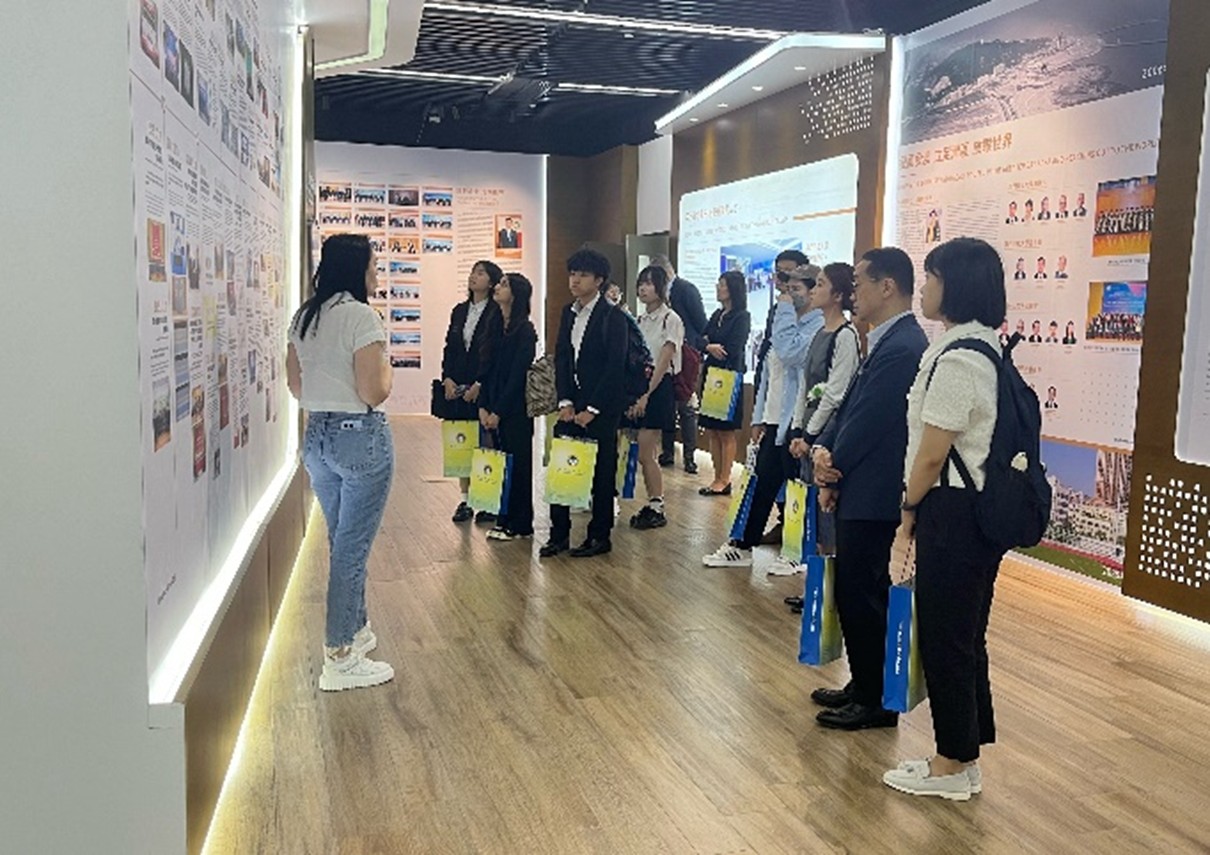 師生參觀校史與成果展廳.jpg