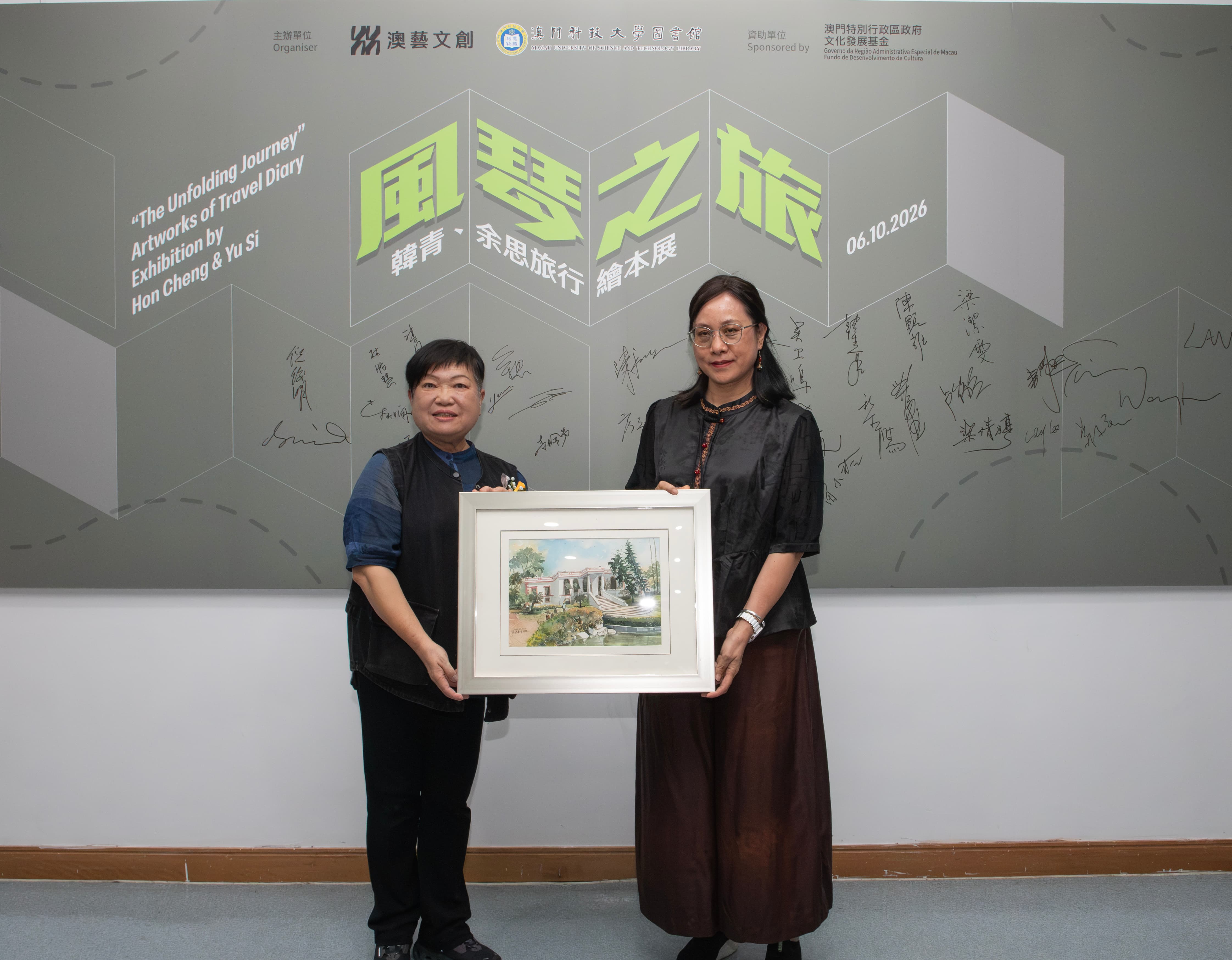 3.副行政主任傅桂娥代表圖書館接受韓青老師與余思女士捐贈畫作.jpg 3.副行政主任傅桂娥代表圖書館接受韓青老師與余思女士捐贈畫作.jpg